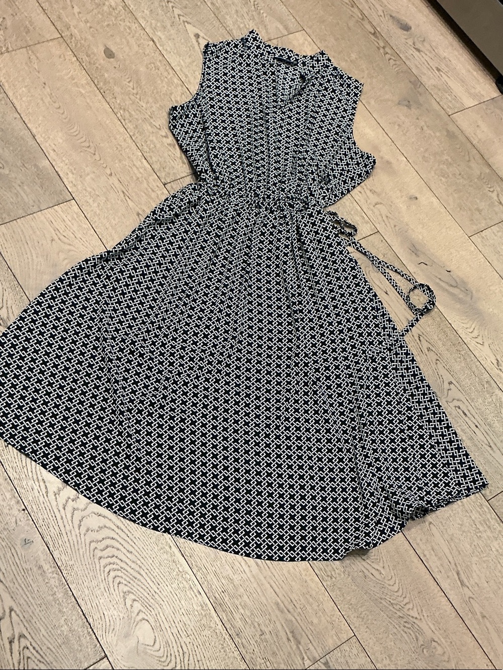 Woman’s Jones Studio black/white pullover dress with side tie. Large. Like new!